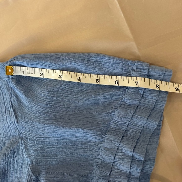 Well Worn Blue Textured Blouse Size L Ruffle Sleeve V-Neck Lightweight - Picture 8 of 9